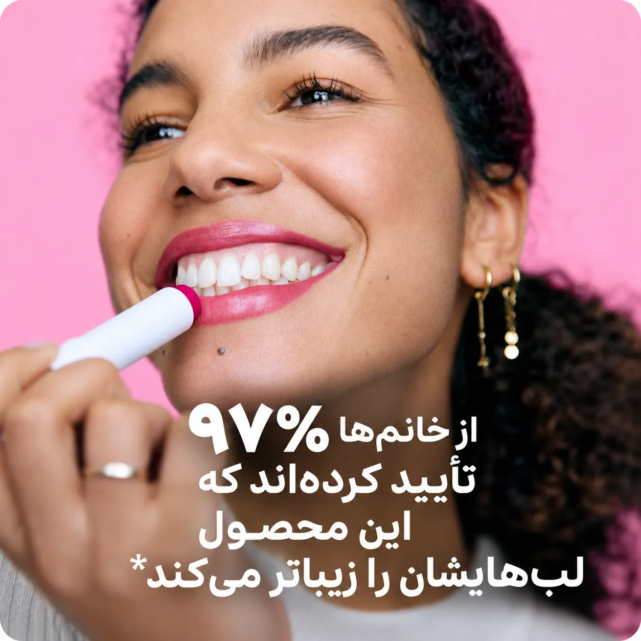 بالم لب هندونه لبلو مدل Watermelon Shine در حال استفاده روی لب‌های فردی خندان، با پس‌زمینه صورتی